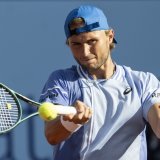 Leandro Riedi (ici à Gstaad en 2024) a passé le 1er tour des qualifications de Wimbledon KEYSTONE/PETER SCHNEIDER